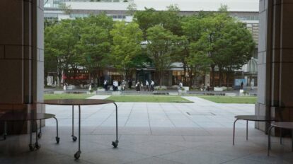 児玉雨子の「ひとくち分の街の記憶」＃5「ブームの底の懐中電灯」――横浜美術館「佐藤雅彦展 新しい× (作り方＋分かり方) 」で見つけた光