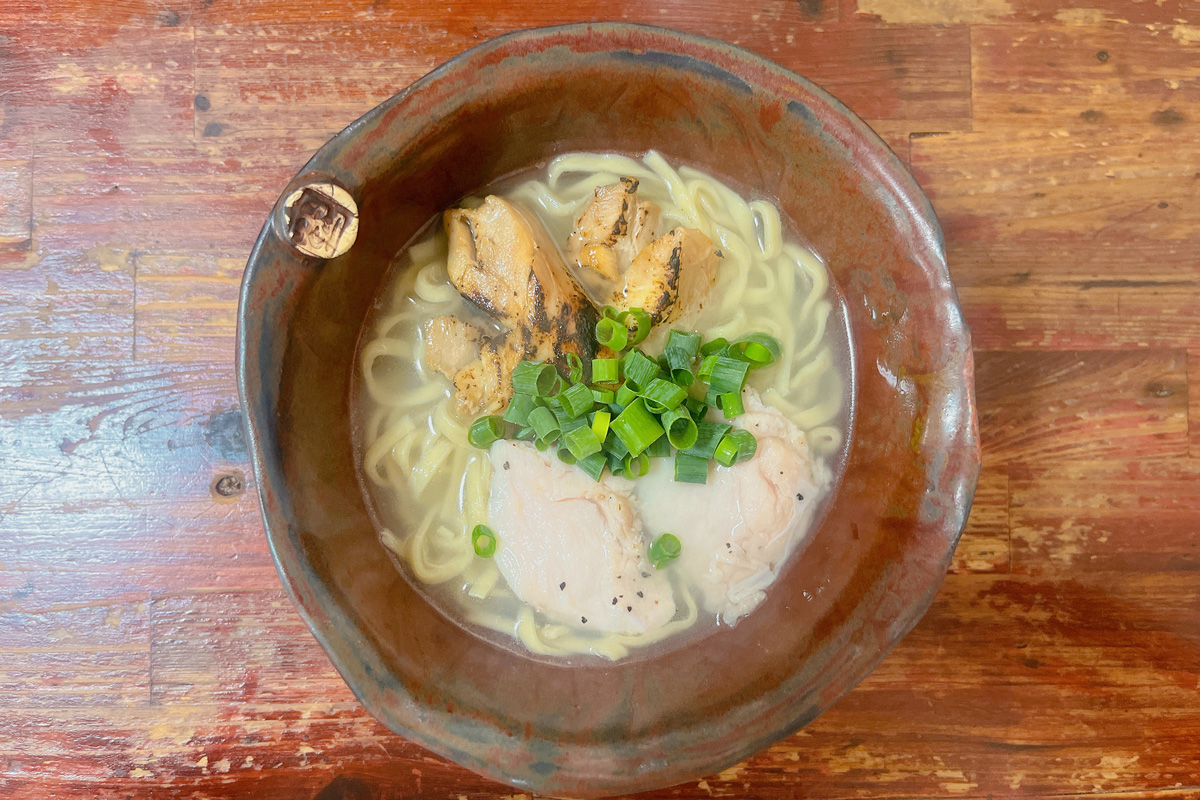 鶏だし&鶏チャーシューの、浦添〈鶏そば屋いしぐふー〉