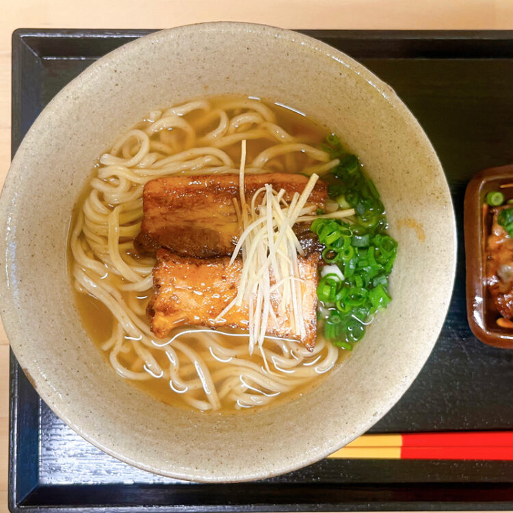 県産小麦を使用する自家製麺の〈金月そば〉 (P.86) 。写真は那覇店