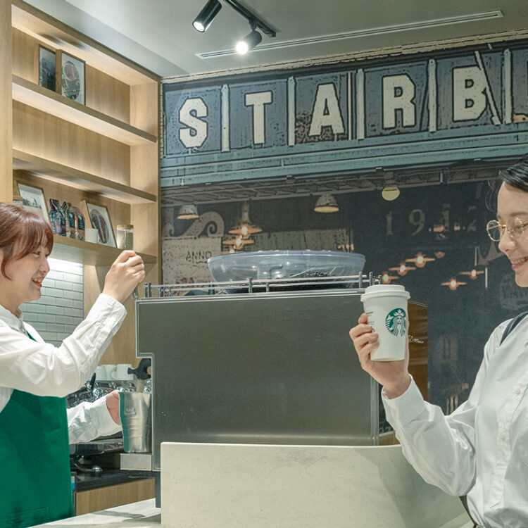 スターバックスラテをオーダーする女性