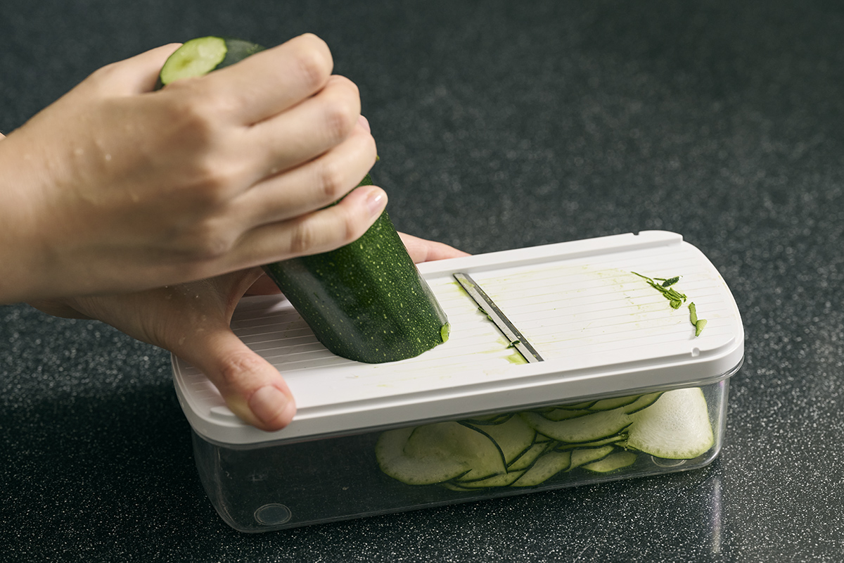 火も包丁も使わないズッキーニのレシピ。ズッキーニをスライスしているところ