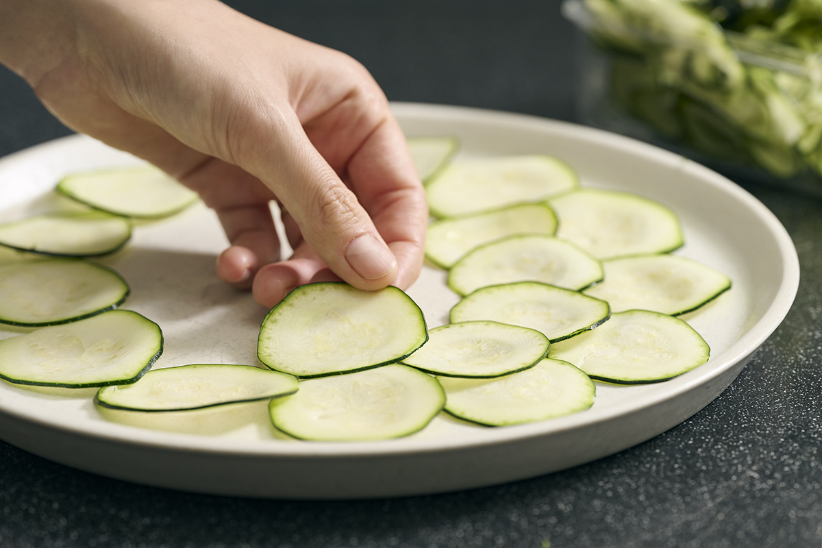 火も包丁も使わないズッキーニのレシピ。スライスしたズッキーニを並べているところ