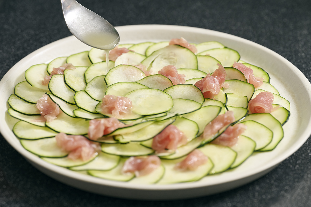 火も包丁も使わないズッキーニのレシピ。スライスしたズッキーニを盛り付けているところ