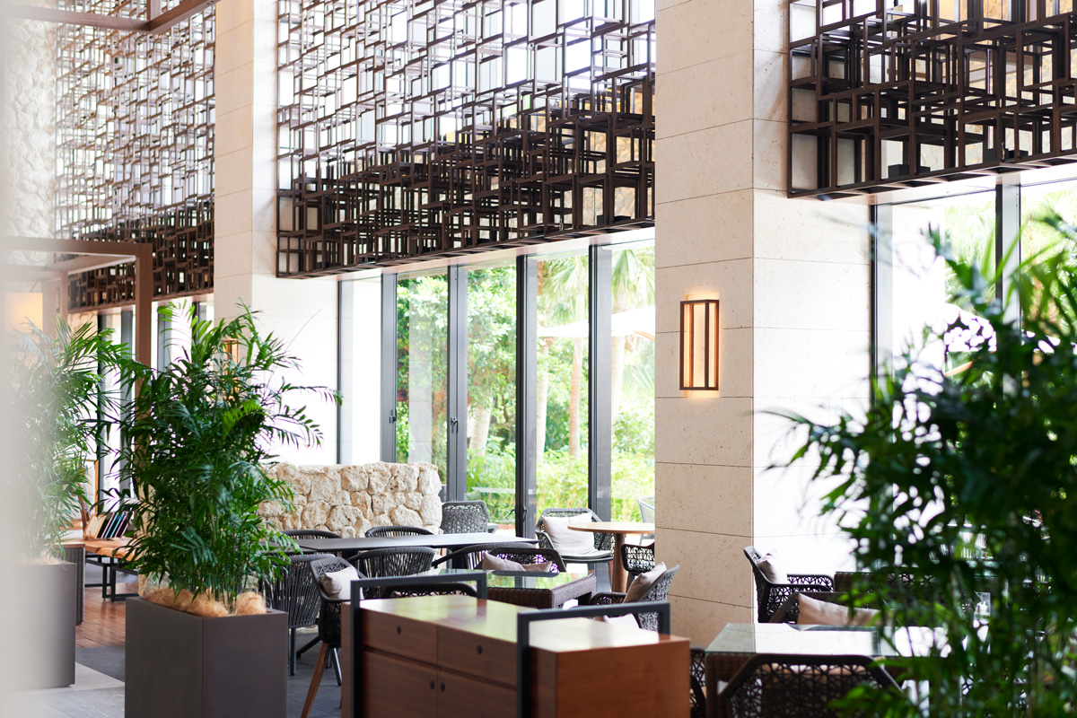 〈JUNGLIA OKINAWA〉オフィシャルホテルの〈ハイアット リージェンシー 瀬良垣アイランド 沖縄〉