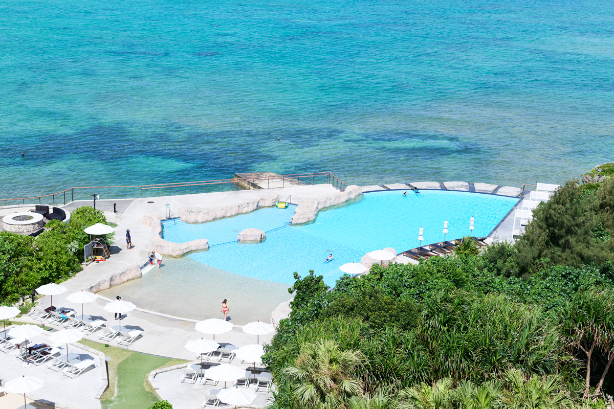 〈JUNGLIA OKINAWA〉オフィシャルホテルの〈ハイアット リージェンシー 瀬良垣アイランド 沖縄〉