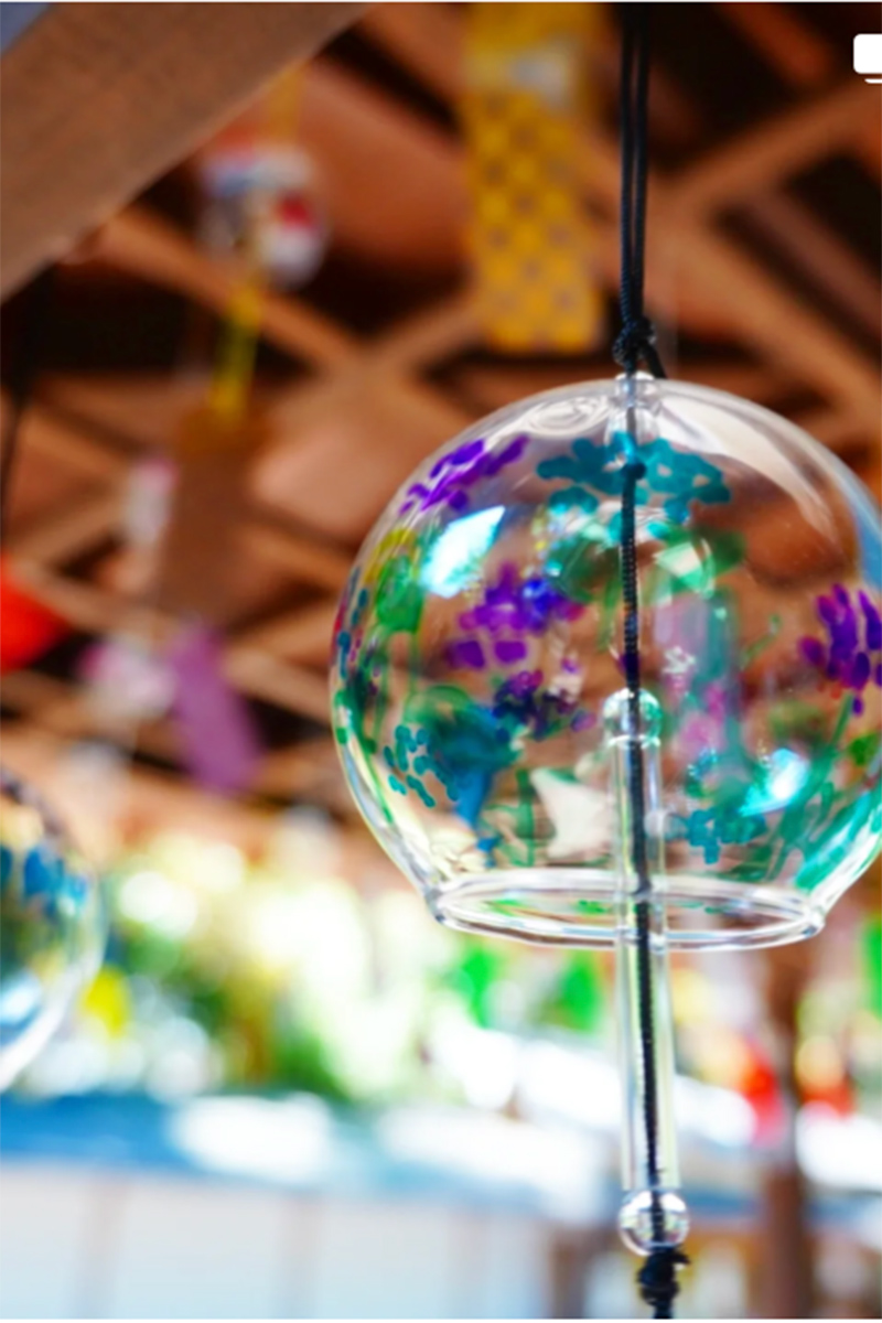 北鎌倉・円覚寺の「風鈴棚」と「風鈴の石段」。
