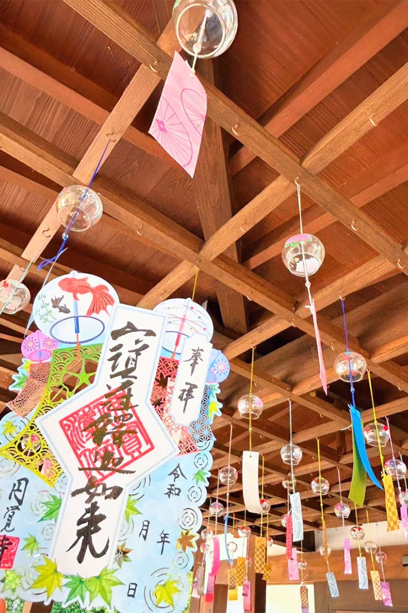 北鎌倉・円覚寺の「風鈴棚」と「風鈴の石段」。
