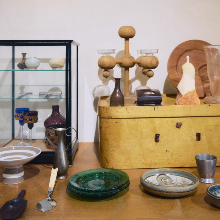 器や小物のほか、家具や什器も販売。掘り出し物を探そう。