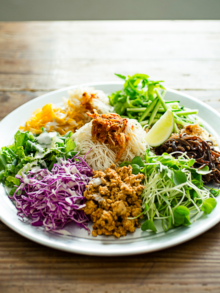 都内で冷たい麺を食べるなら8. 【代々木公園】〈ヨヨナム〉のたっぷり野菜のカリカリ和え麺
