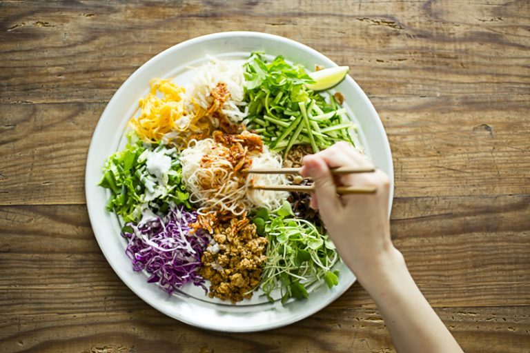 都内で冷たい麺を食べるなら8. 【代々木公園】〈ヨヨナム〉のたっぷり野菜のカリカリ和え麺