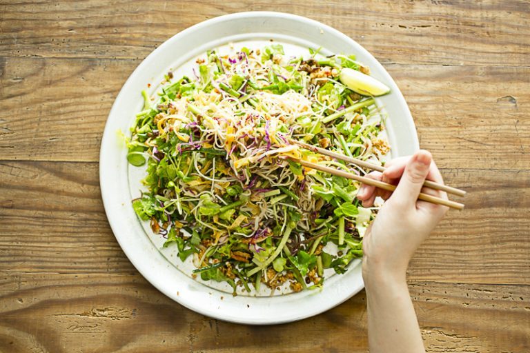 都内で冷たい麺を食べるなら8. 【代々木公園】〈ヨヨナム〉のたっぷり野菜のカリカリ和え麺