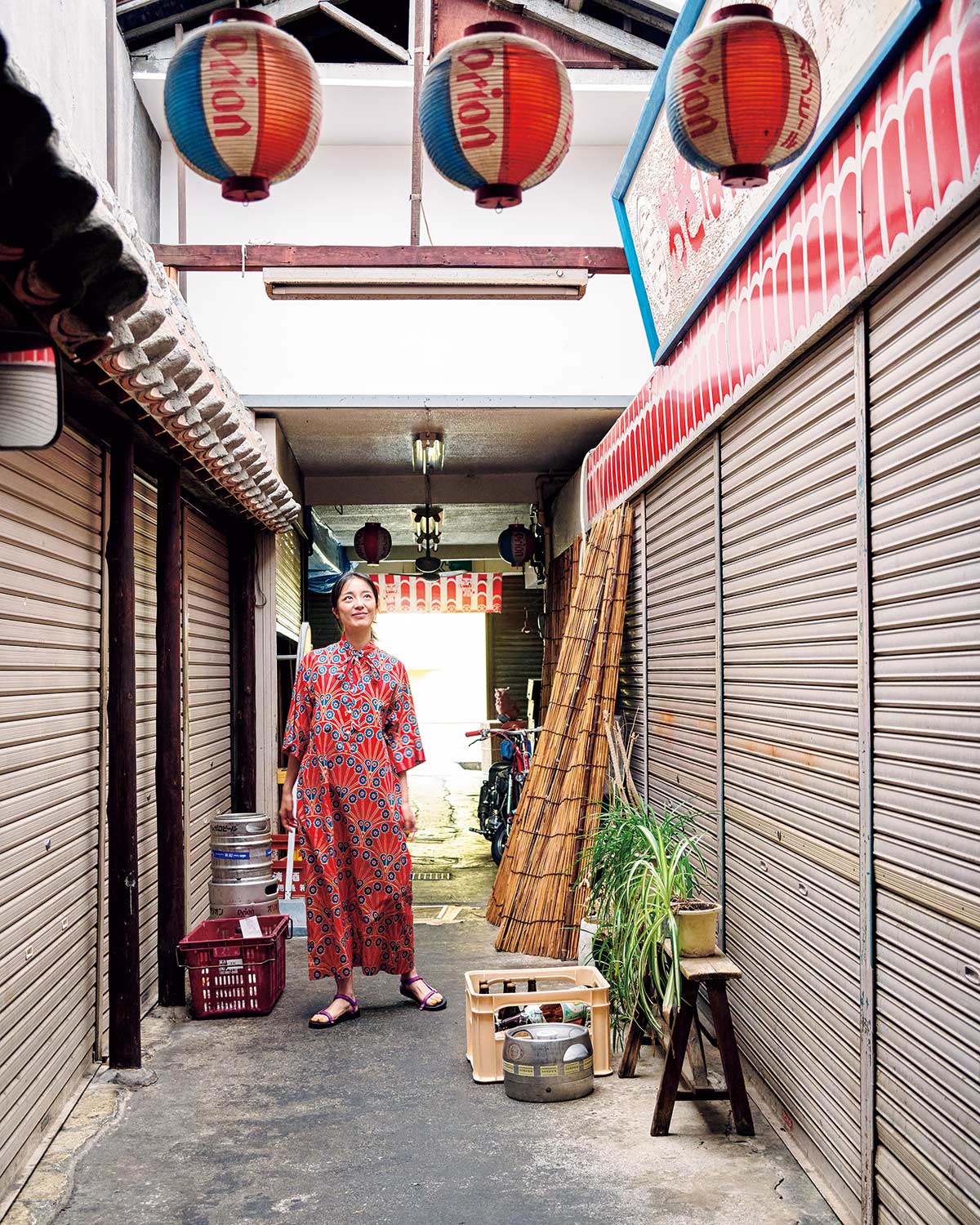 沖縄旅行で着ると決めてた、デイゴの花みたいな赤のドレス。コットン素材で風が抜けるのが気持ちいい。スポーティなサンダルで、どこまでも歩く予定。ドレス31,900円(ニードルズ|ネペンテス ウーマン トーキョー 03-5962-7721)/サンダル8,580円(テバ|デッカーズジャパン 0120-710-844) 沖縄旅行で着ると決めてた、デイゴの花みたいな赤のドレス。コットン素材で風が抜けるのが気持ちいい。スポーティなサンダルで、どこまでも歩く予定。ドレス31,900円(ニードルズ|ネペンテス ウーマン トーキョー 03-5962-7721)/サンダル8,580円(テバ|デッカーズジャパン 0120-710-844)