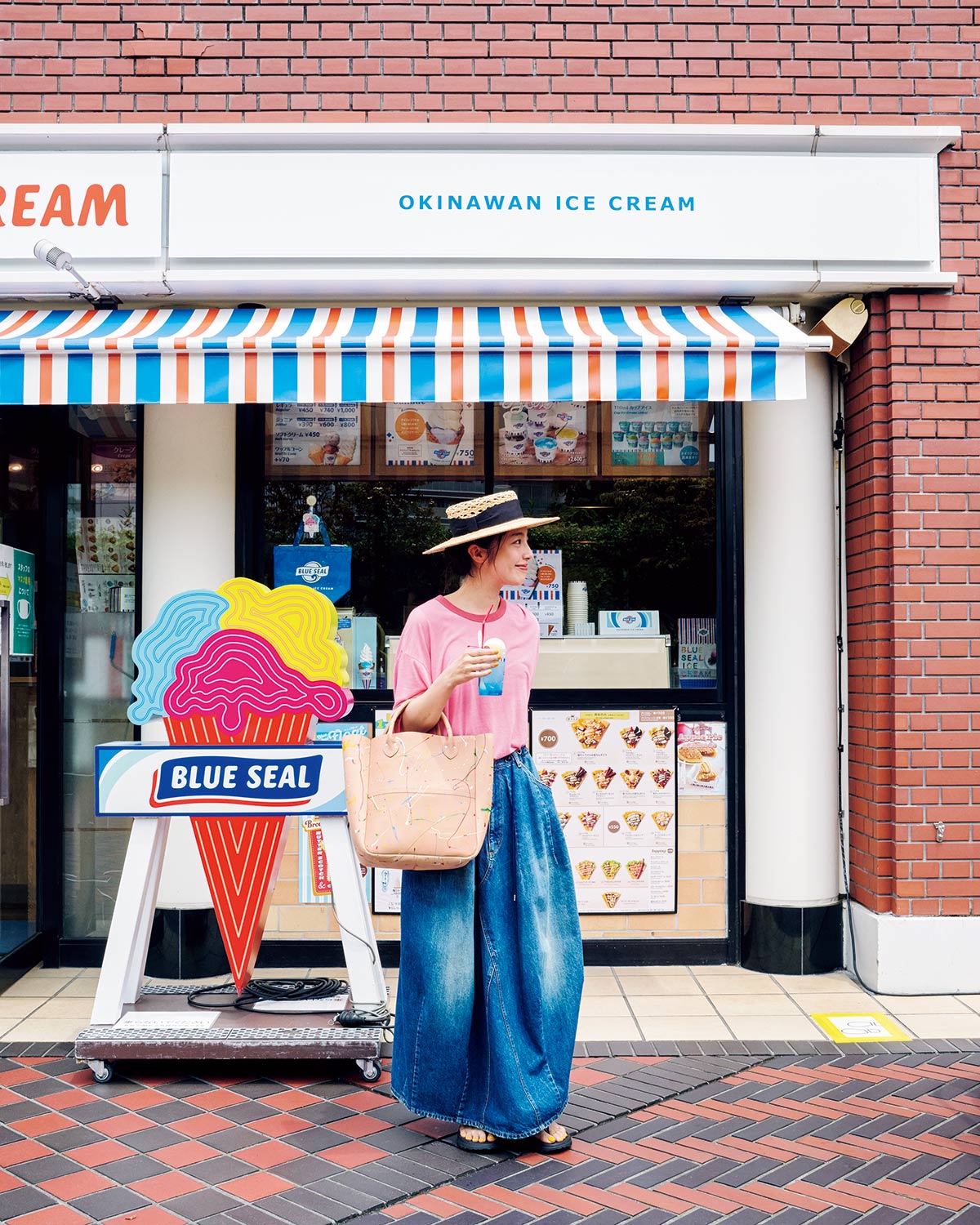 ピンクTシャツに映えるブルーライチソーダのフロート。リンガーTシャツ13,200円(ハリウッド ランチ マーケット 03-3463-5668)/デニムスカート30,8
00円(ニードルズ|ネペンテス ウーマン トーキョー 03-5962-7721)/サンダル14,300円(マリブサンダルズ|シードコーポレーション 054-282-2112)/ハット22,000円(ミア ハットアンドアクセサリー https://miahat.com/)/レザーバッグ52,800円(マスター&コー|マッハゴーゴー 03-5846-9535) ピンクTシャツに映えるブルーライチソーダのフロート。リンガーTシャツ13,200円(ハリウッド ランチ マーケット 03-3463-5668)/デニムスカート30,8
00円(ニードルズ|ネペンテス ウーマン トーキョー 03-5962-7721)/サンダル14,300円(マリブサンダルズ|シードコーポレーション 054-282-2112)/ハット22,000円(ミア ハットアンドアクセサリー https://miahat.com/)/レザーバッグ52,800円(マスター&コー|マッハゴーゴー 03-5846-9535)