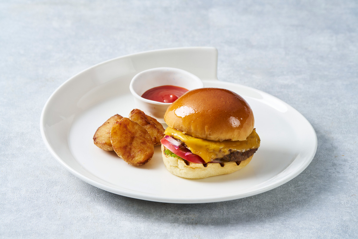 「クラブラウンジ」のメイン・肉厚チーズバーガー