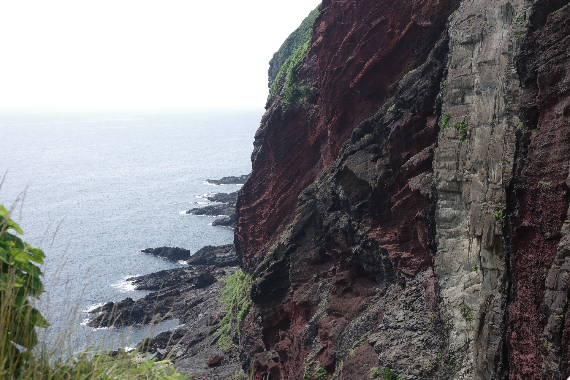 隠岐の知夫村〈赤壁〉