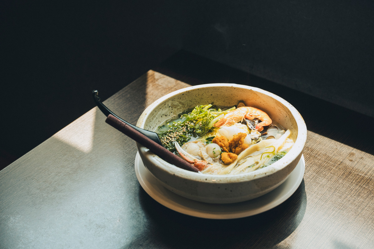 青森県八戸市の浜のだし薫る麺処 うみの宝の磯らぁ麺(うに入り)