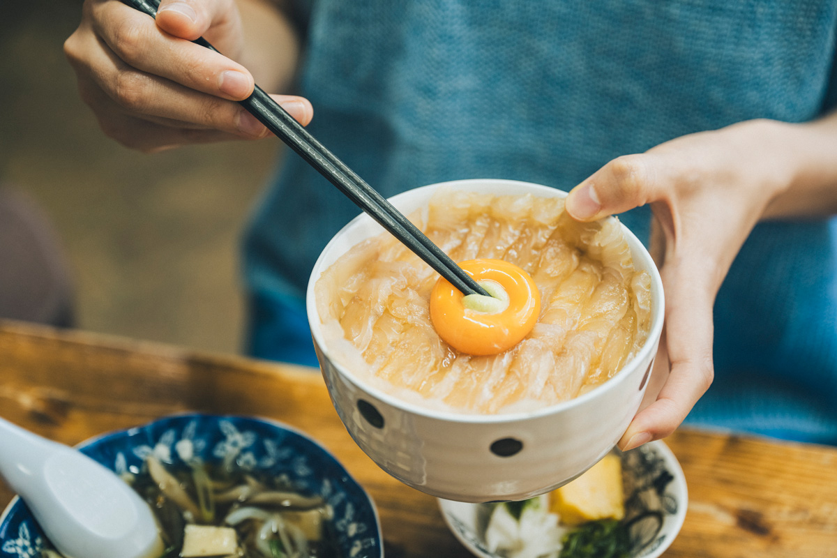 青森県八戸市のみなと食堂の平目漬丼