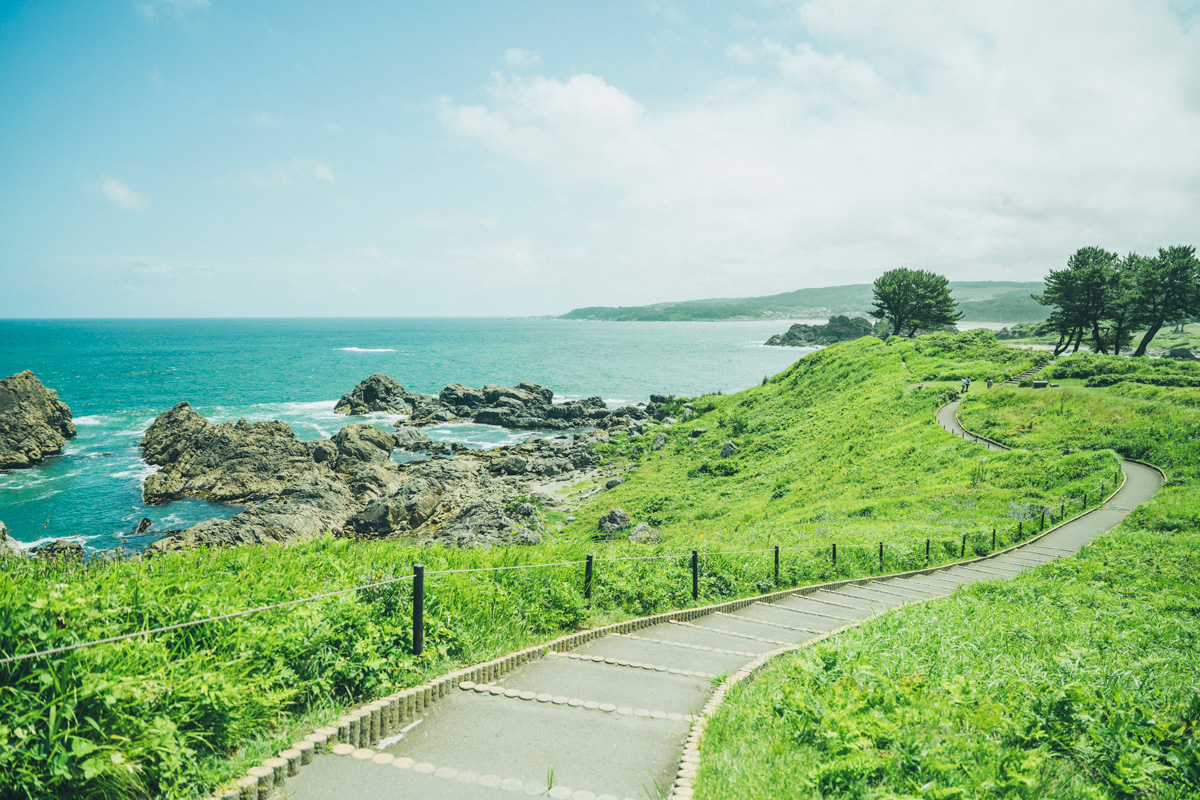 青森県八戸市の葦毛崎展望台(あしげざきてんぼうだい)から中須賀海岸へ向かう遊歩道