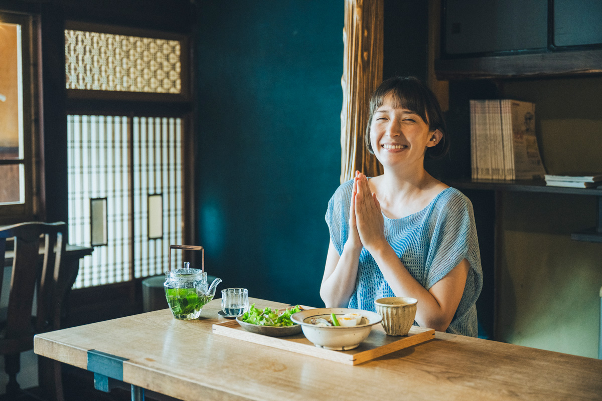 青森県八戸市の植物屋ARAYAで食事をする女性