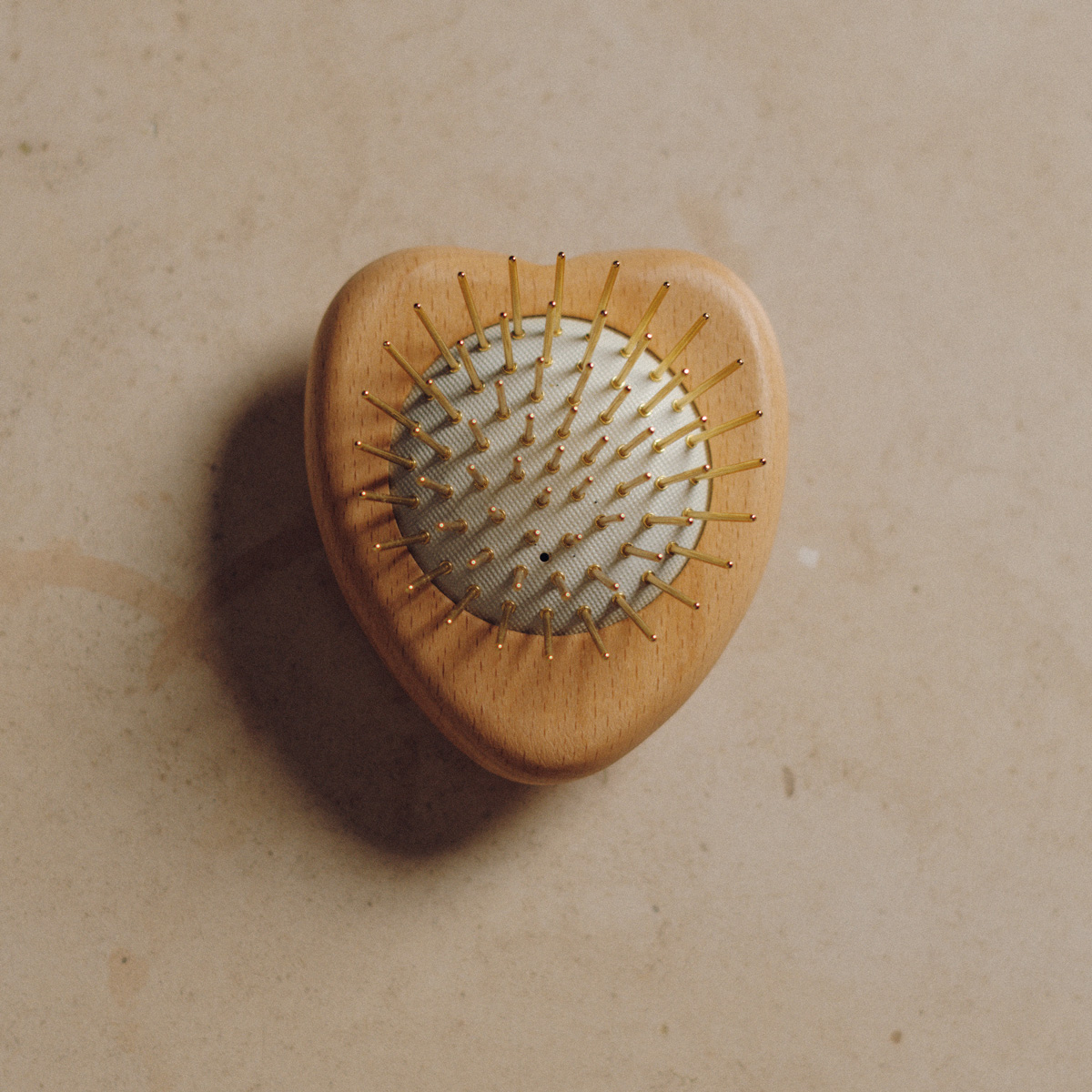 〈SNOW FOX SKINCARE〉の「プレミアム FOXカッサ ウッド ミニハート ヘアブラシ」