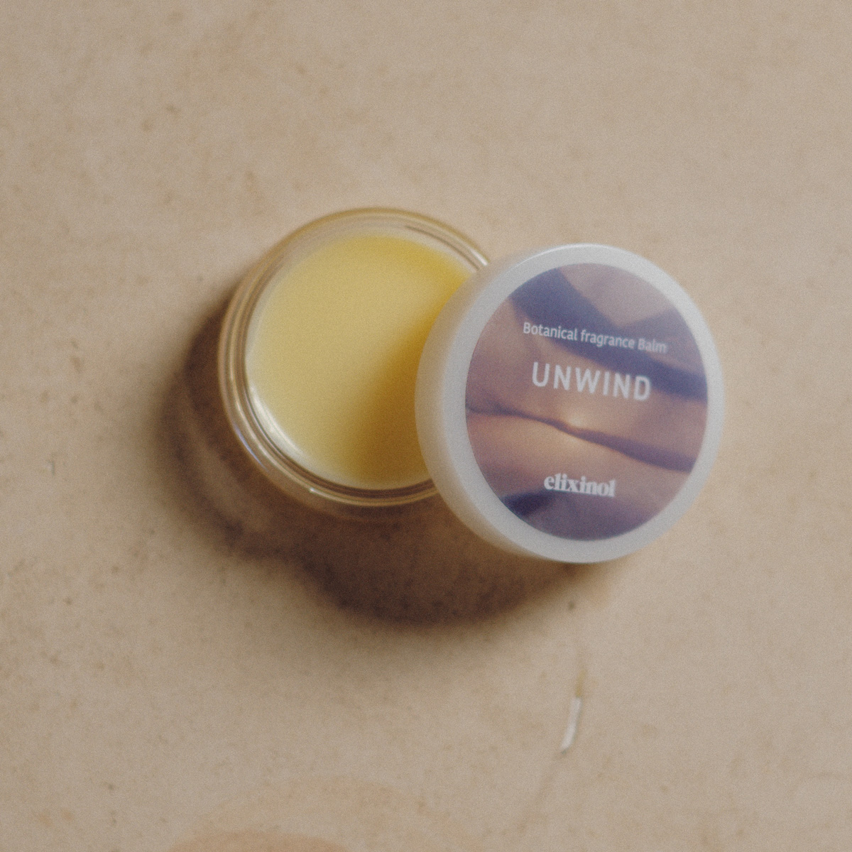 〈elixinol〉の「ボタニカルフレグランスバーム UNWIND」