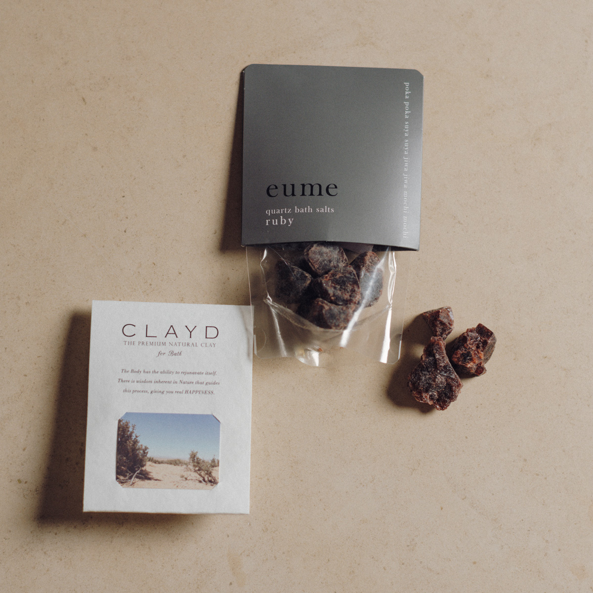 〈eume, CLAYD〉の「ONETIME（左）」と「クォーツバスソルト ルビー トライアル（右）」