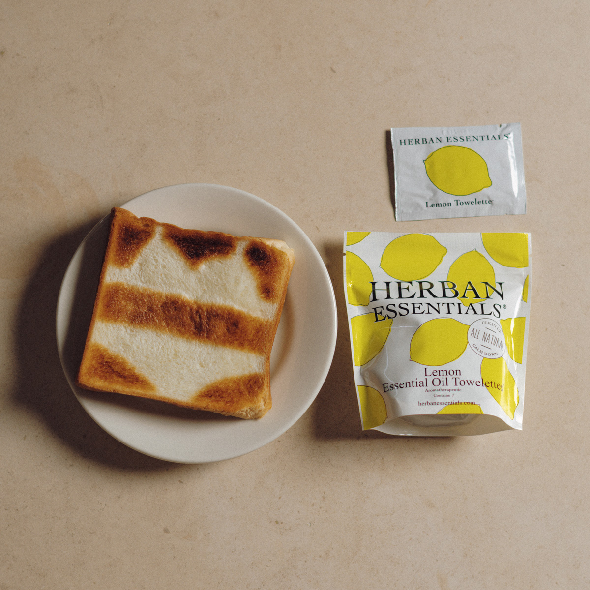 〈HERBAN ESSENTIALS®〉の「アロマタオル ミニ〈レモン〉」