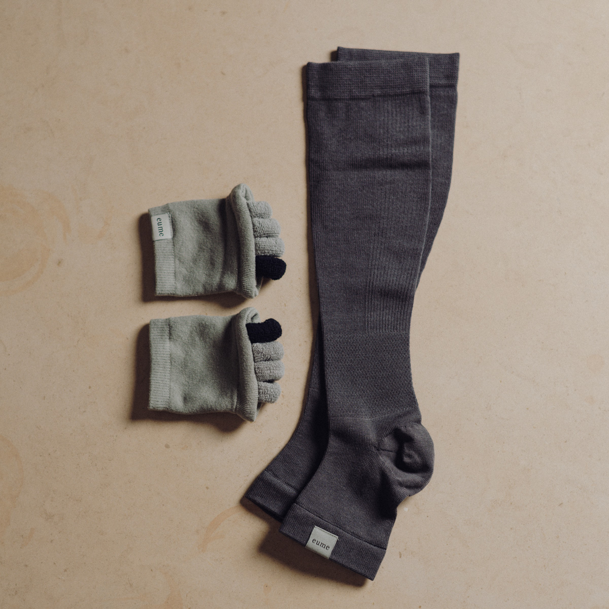 〈eume〉の「足指リフレソックス」と「めぐりソックス（右）」