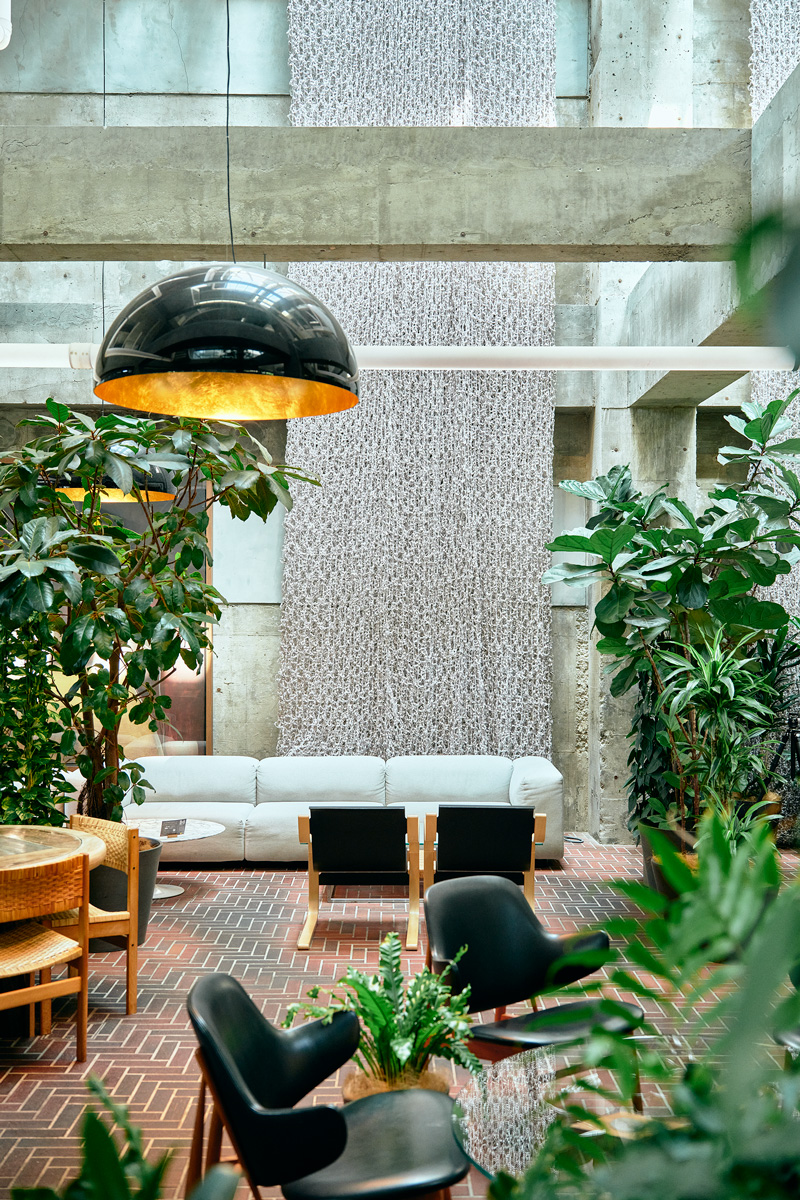 前橋のアートなホテル白井屋ホテルのラウンジ