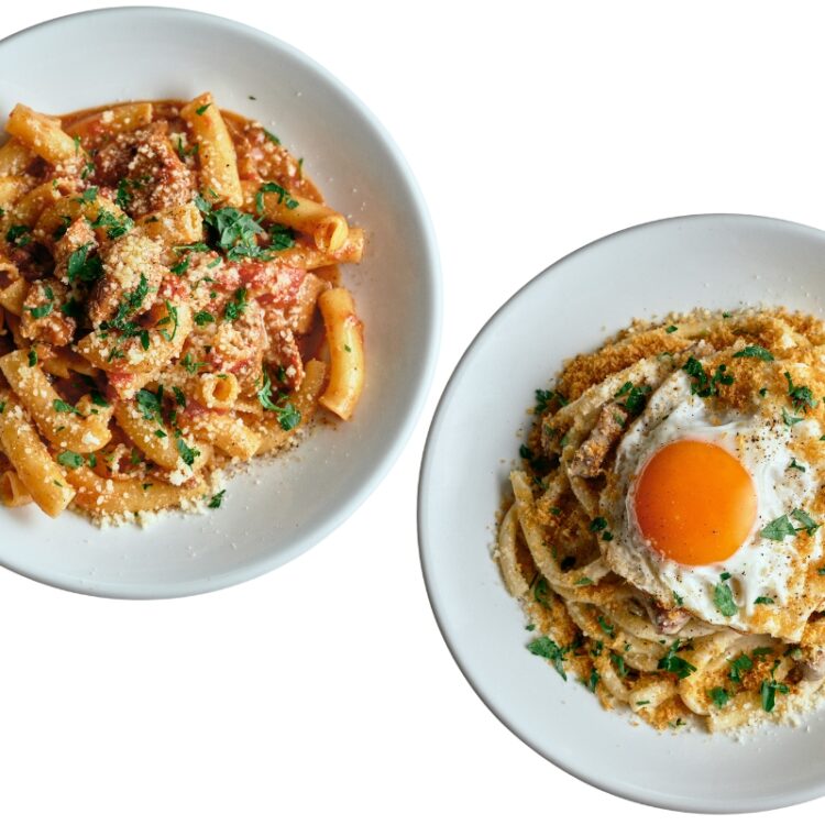 定番のポークラグー・リガトーニ1,700円、香ばしいパンチェッタを使う太麺の目玉焼きカルボナーラ1,750円。 定番のポークラグー・リガトーニ1,700円、香ばしいパンチェッタを使う太麺の目玉焼きカルボナーラ1,750円。