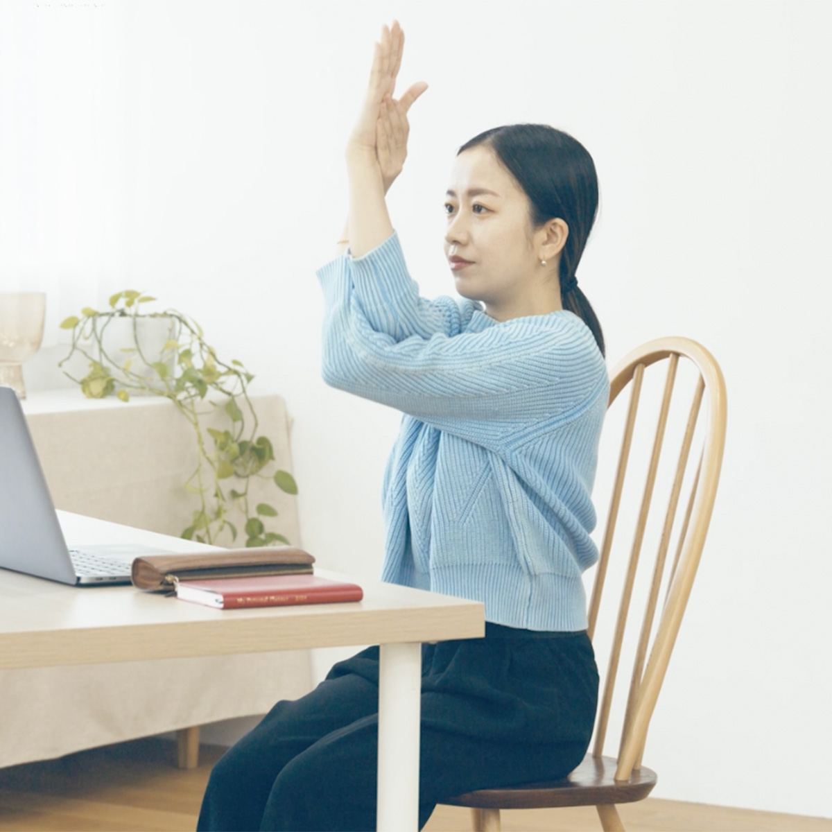 座ったままで簡単！仕事の合間もOK｜背中のハミ肉、二の腕や顔のたるみ、座りっぱなしの人必見のストレッチ6選