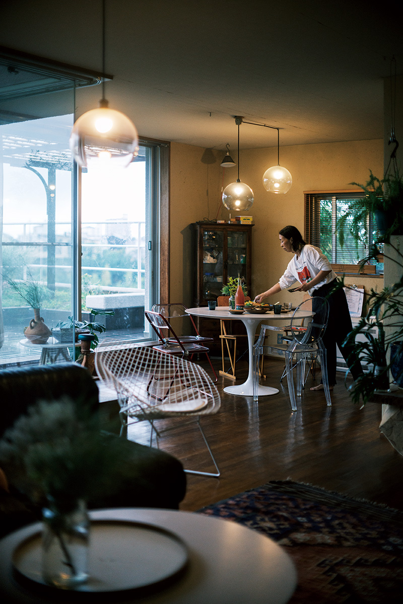 〈エーロ・サーリネン〉のテーブルや〈ジャンカルロ・ピレッティ〉の椅子など名作家具も多いが、それ“頼み”にならないところがセンスの賜物。天井までの窓が贅沢。 〈エーロ・サーリネン〉のテーブルや〈ジャンカルロ・ピレッティ〉の椅子など名作家具も多いが、それ“頼み”にならないところがセンスの賜物。天井までの窓が贅沢。