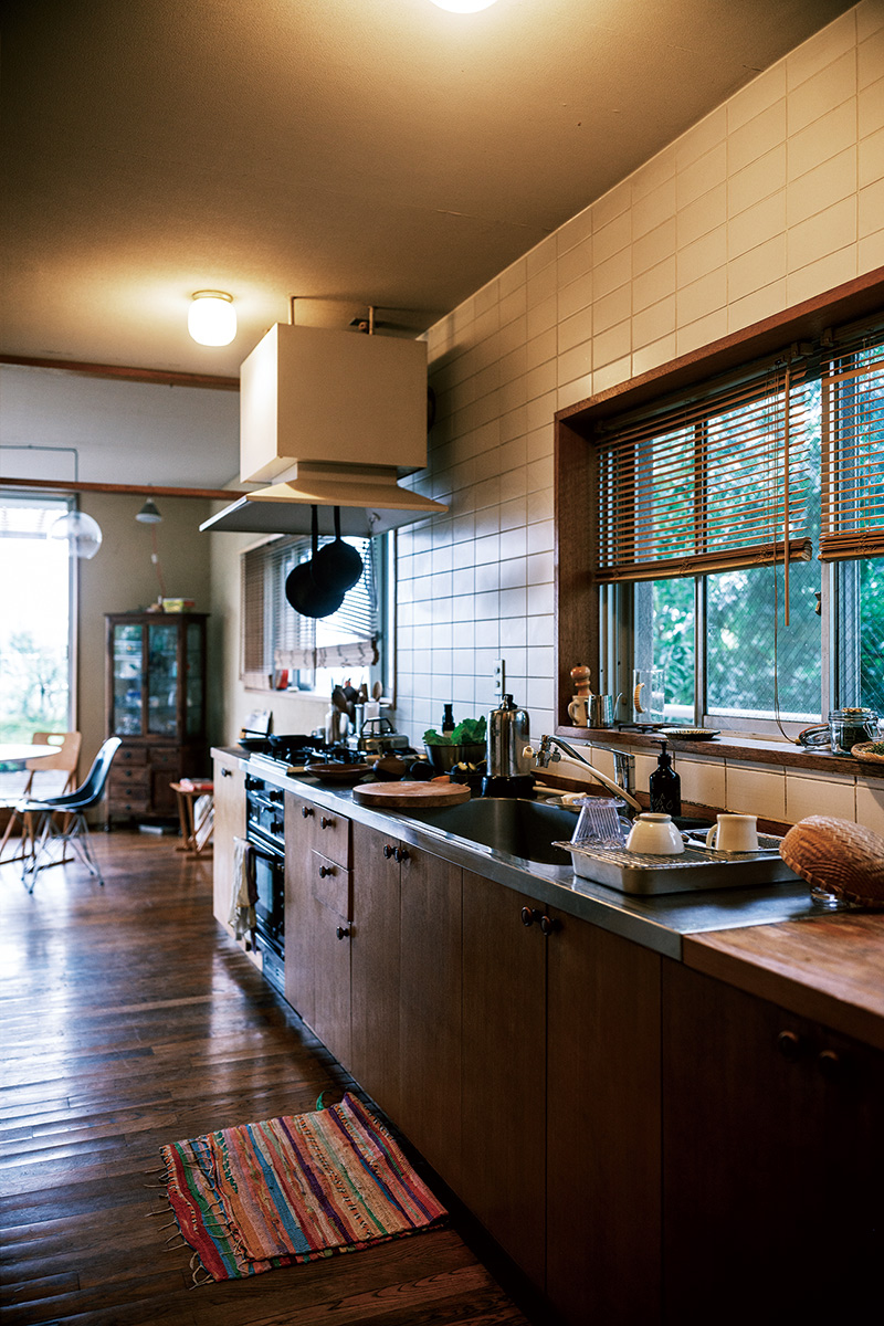 キッチン。玄関とダイニング、両側から出入りでき、広さも十分。 キッチン。玄関とダイニング、両側から出入りでき、広さも十分。