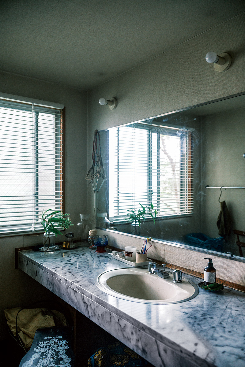 大理石の重厚な洗面台。目を凝らすと、歯磨き用コップは〈ダンキンドーナツ〉。ギャップ! 大理石の重厚な洗面台。目を凝らすと、歯磨き用コップは〈ダンキンドーナツ〉。ギャップ!