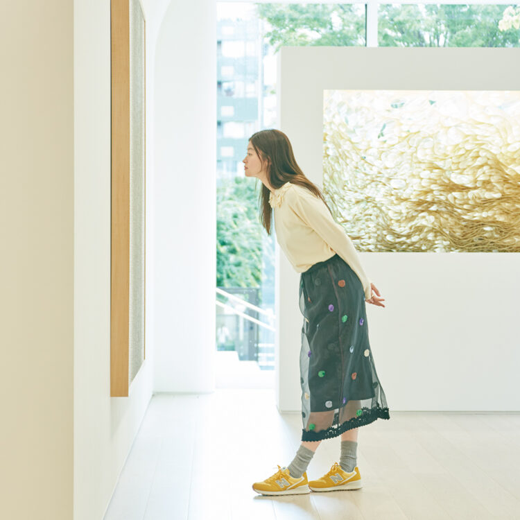 8月23日（土）まで、アメリカ人アーティストのクレス・オルデンバーグによる作品の中から、彫刻と版画を紹介する回顧展『いろいろ』を開催中。服装にもアートのエッセンスを取り入れて出かけたい。フラワーデザイントップス（参考色） 36,300円、スカート64,900円（共にポンティ｜マエダデザイン エルエルシー 03-6280-4408）／スニーカー12,980円（ニューバランス｜ニューバランスジャパンお客様相談室 0120-85-7120）／ソックスはモデル私物