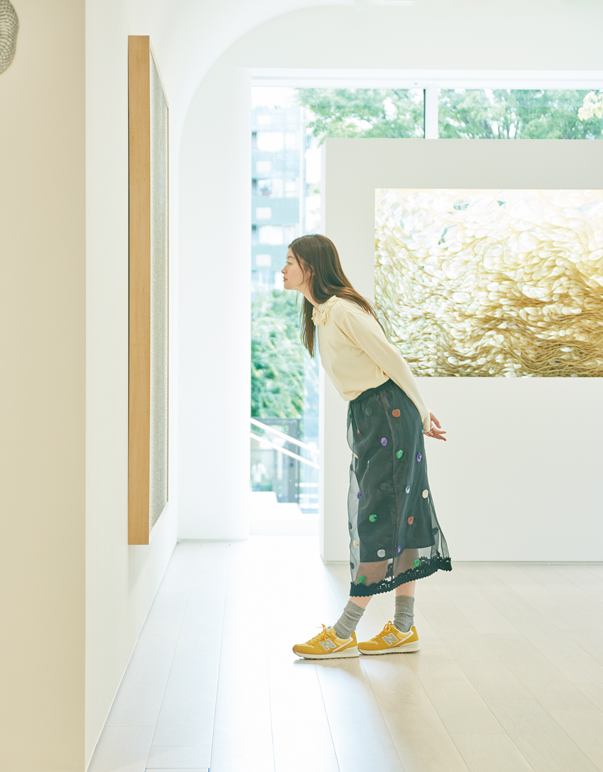 8月23日（土）まで、アメリカ人アーティストのクレス・オルデンバーグによる作品の中から、彫刻と版画を紹介する回顧展『いろいろ』を開催中。服装にもアートのエッセンスを取り入れて出かけたい。フラワーデザイントップス（参考色） 36,300円、スカート64,900円（共にポンティ｜マエダデザイン エルエルシー 03-6280-4408）／スニーカー12,980円（ニューバランス｜ニューバランスジャパンお客様相談室 0120-85-7120）／ソックスはモデル私物