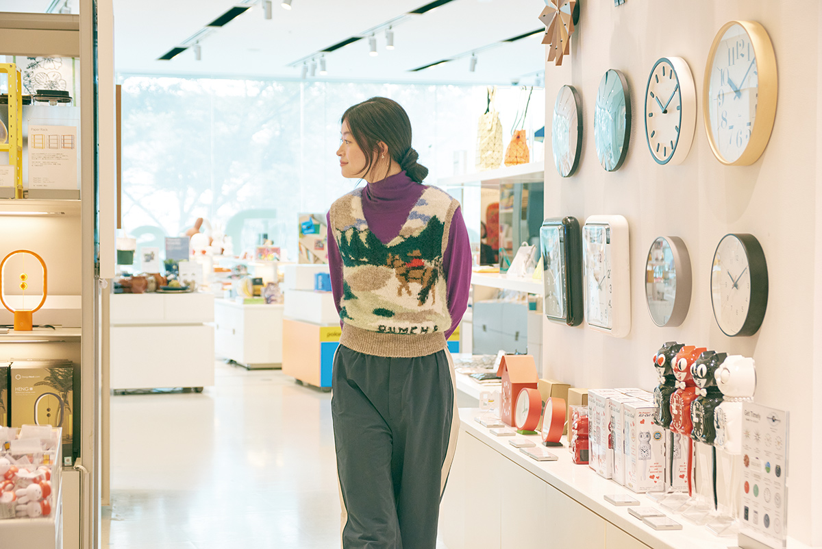 並んだアイテムたちに負けないアートピースのような柄のニットベストを主役に。ランドスケープニットベスト42,900円（ラム・シェ contact@rumche.co
m）／中に着たハイネックニット25,300円、トラックパンツ27,500円（共にザ シンゾーン｜シンゾーン ルミネ新宿店 03-5909-4088）