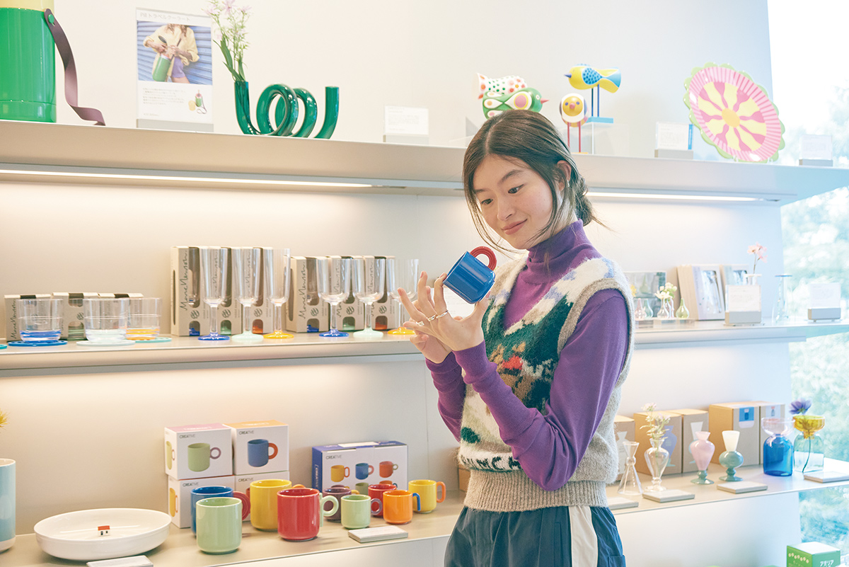 手に取ったのは、持ち手の形と配色が目を惹く〈POZZI MILANO〉のエスプレッソカップ。スパイラルトリプルリング3,850円（ロニ loni_info@auntierosa.
com）／イヤーカフ8,800円（ソワリー 06-6377-6711）／エスプレッソカップ（6点セット）8,470円（MoMA Design Store表参道 03-5468-5801）