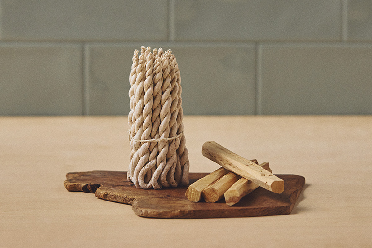 〈PAPIER.LABO.〉の「ロープインセンス」(左)と、3. 香る原木〈WHOLE TREE〉の「PALO SANTO」(右)