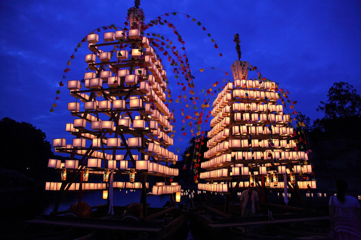 【東京近郊】夕涼みに行きたい、お盆の灯ろう流し・送り火３選