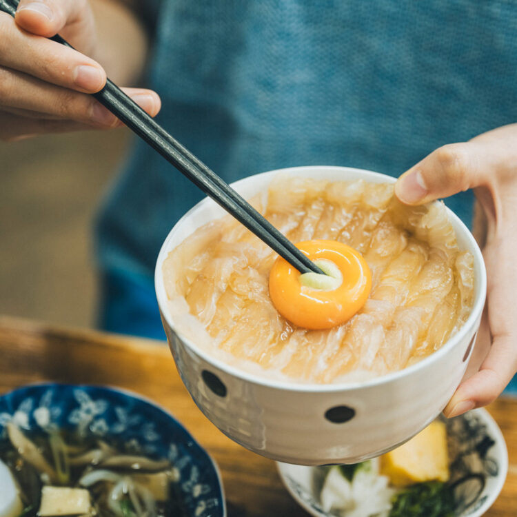 八戸の〈みなと食堂〉で名物・平目漬丼を食べる