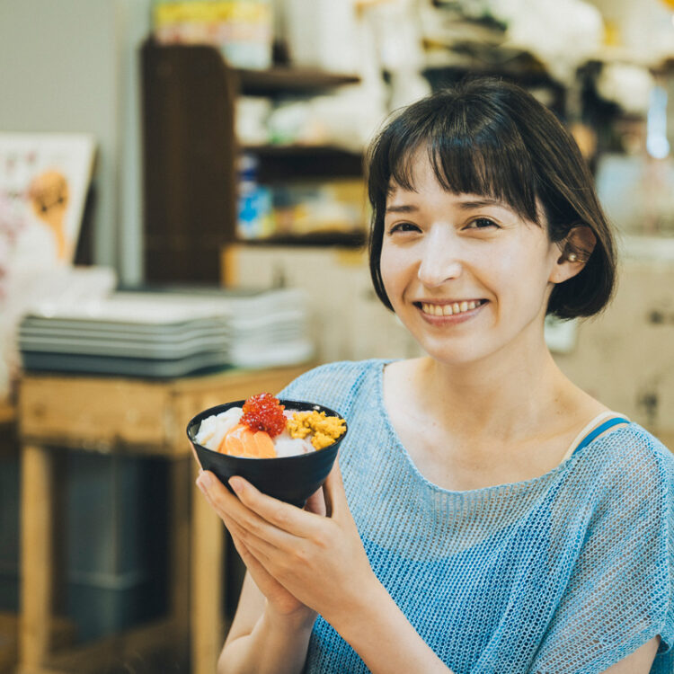 海鮮丼を紹介する斉藤アリスさん