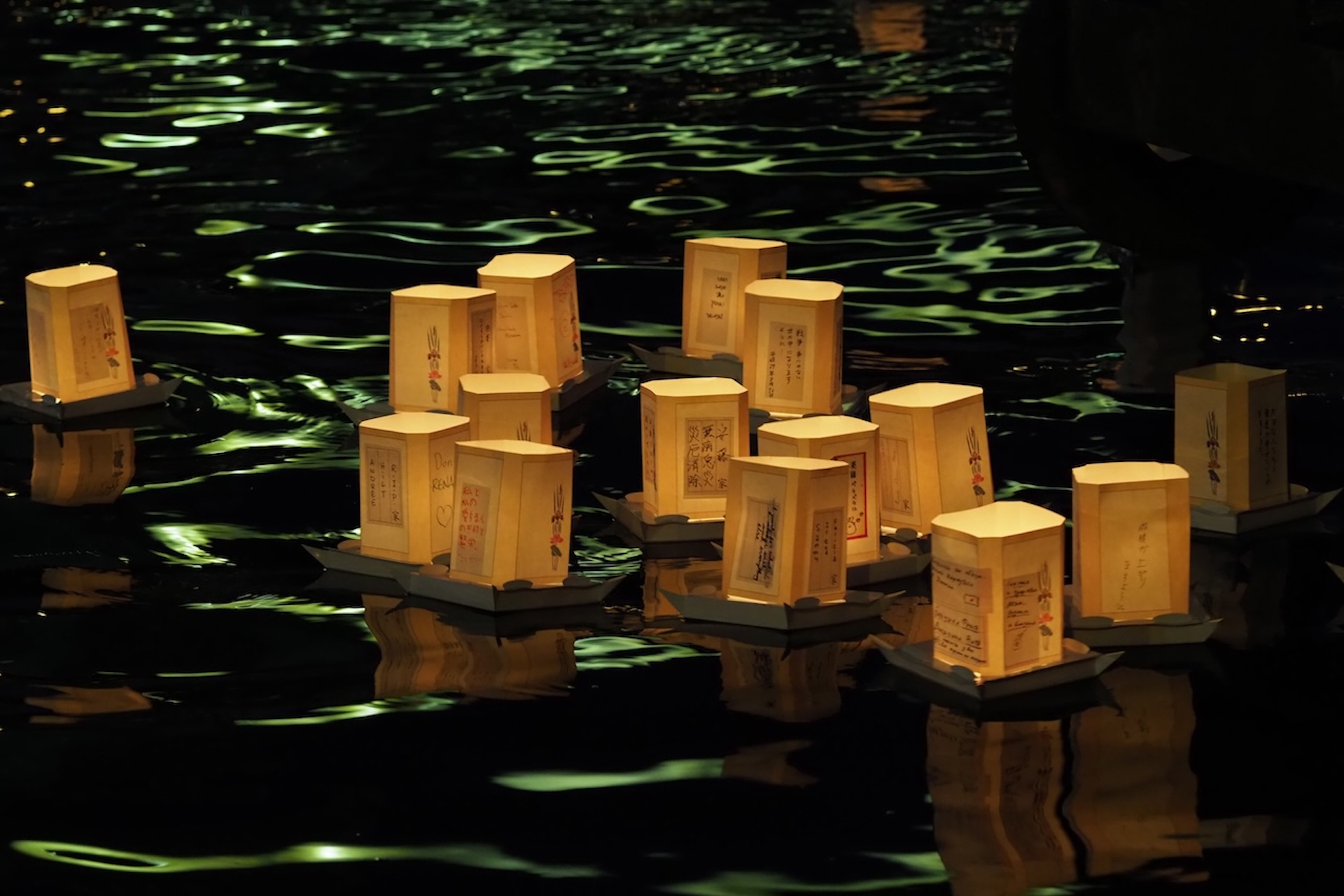 「隅田川とうろう流し」