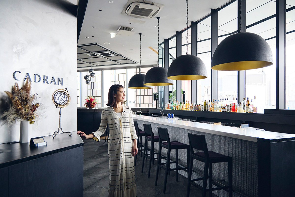 銀座プレイスを歩く神田愛花