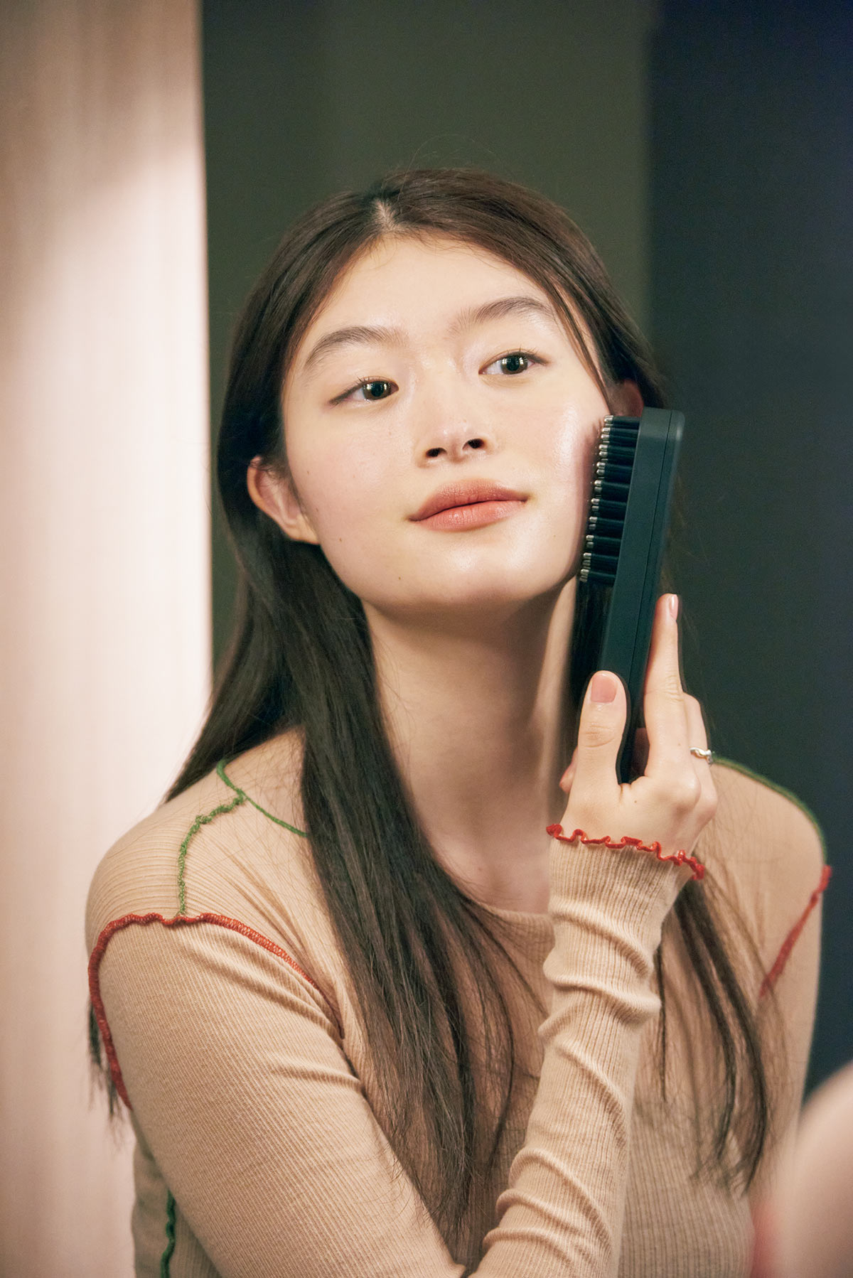 美顔器を当てる女性