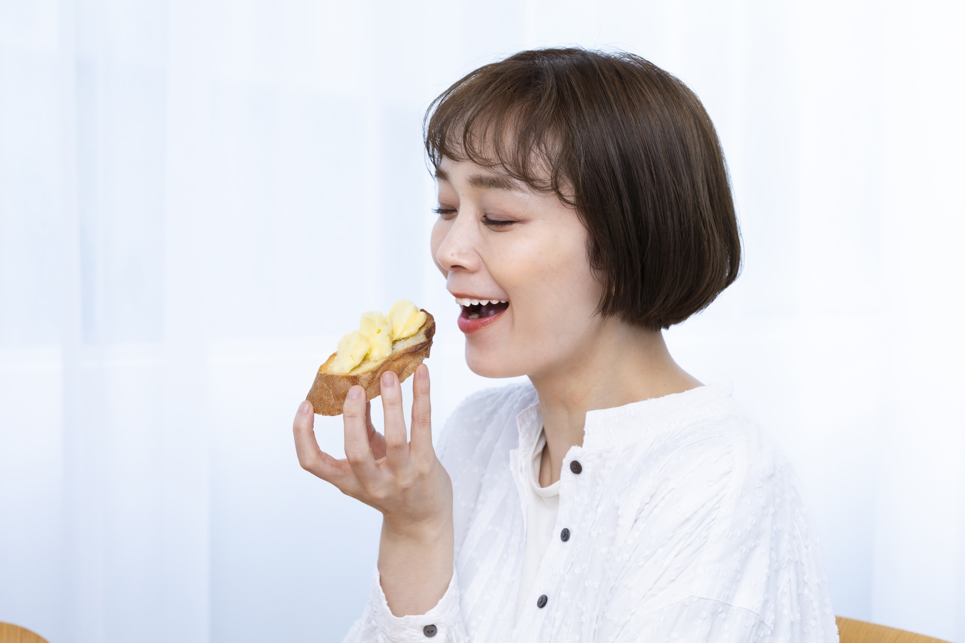 〈雪印メグミルク〉の「The 発酵BUTTER」たっぷりのパンを食べるパン野ゆりさん