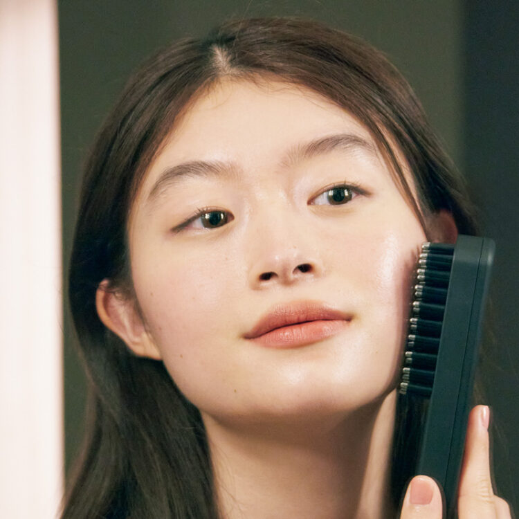 美顔器を当てる女性 美顔器を当てる女性