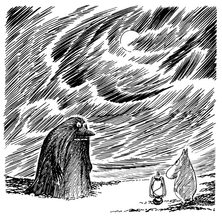 ムーミントロールが持つカンテラの光に惹かれて、浜辺に現れるようになったモラン。言葉を交わさずとも、両者の距離は少しずつ近くなっていった。『ムーミンパパ海へいく』より