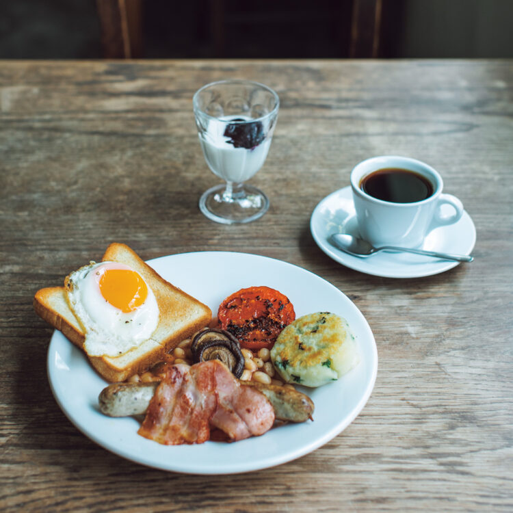 自家製ソーセージにベーコン、マッシュポテト、グリルドトマト、目玉焼きなど盛りだくさん。ヨーグルトとコーヒー付きで1,500円。