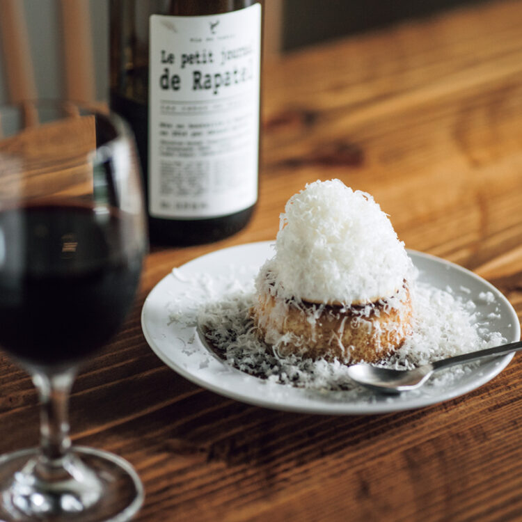 チーズを加えて作る濃厚なプリンに、これでもかというほどパルミジャーノ・レジャーノを山盛りに振りかけたメニューは、ワインのお供にぴったり。700円。